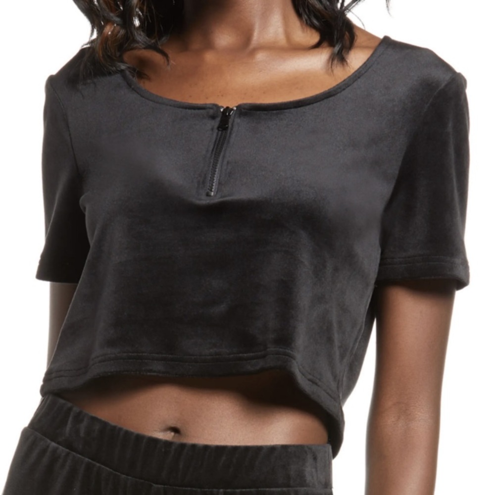 NWT VERO MODA Athena Zip Detail Velvet
Crop Top